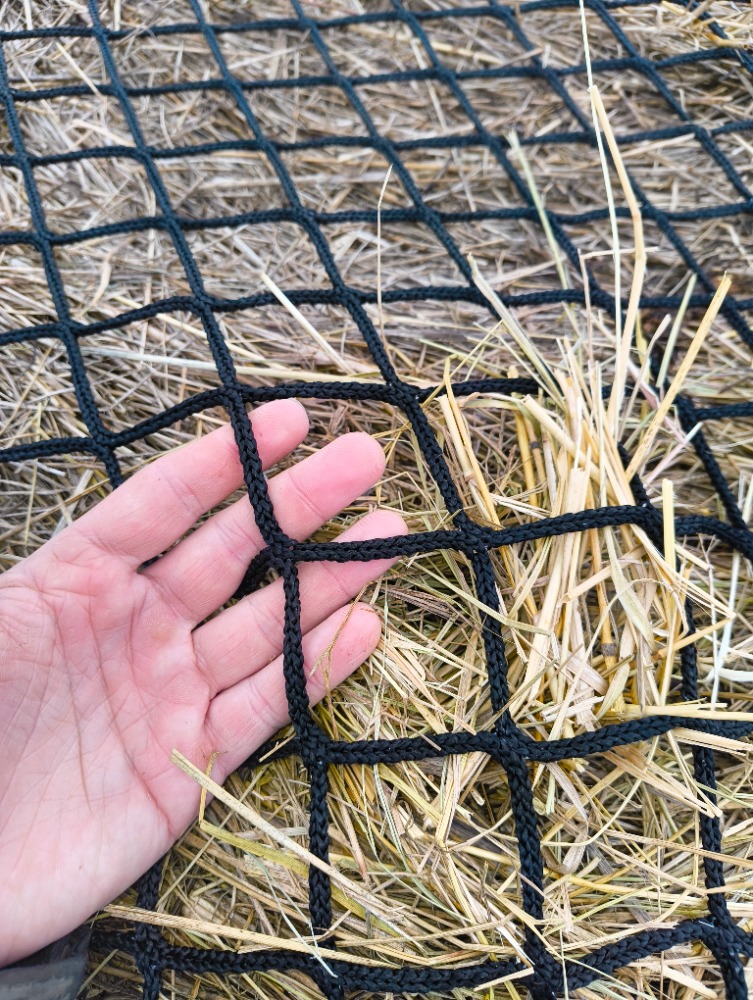 Extra silná bezuzlová síť na balík do průměru 140cm oka 6x6 cm