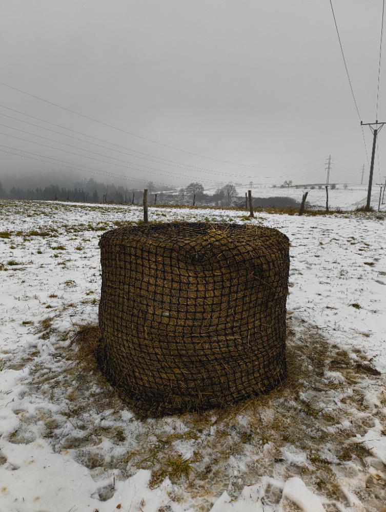 Extra silná bezuzlová síť na balík do průměru 140cm oka 6x6 cm