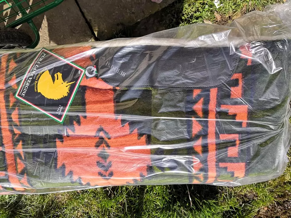 Korekční deka se zvednutým, vykrojeným kohoutkem Navajo pravý beránek