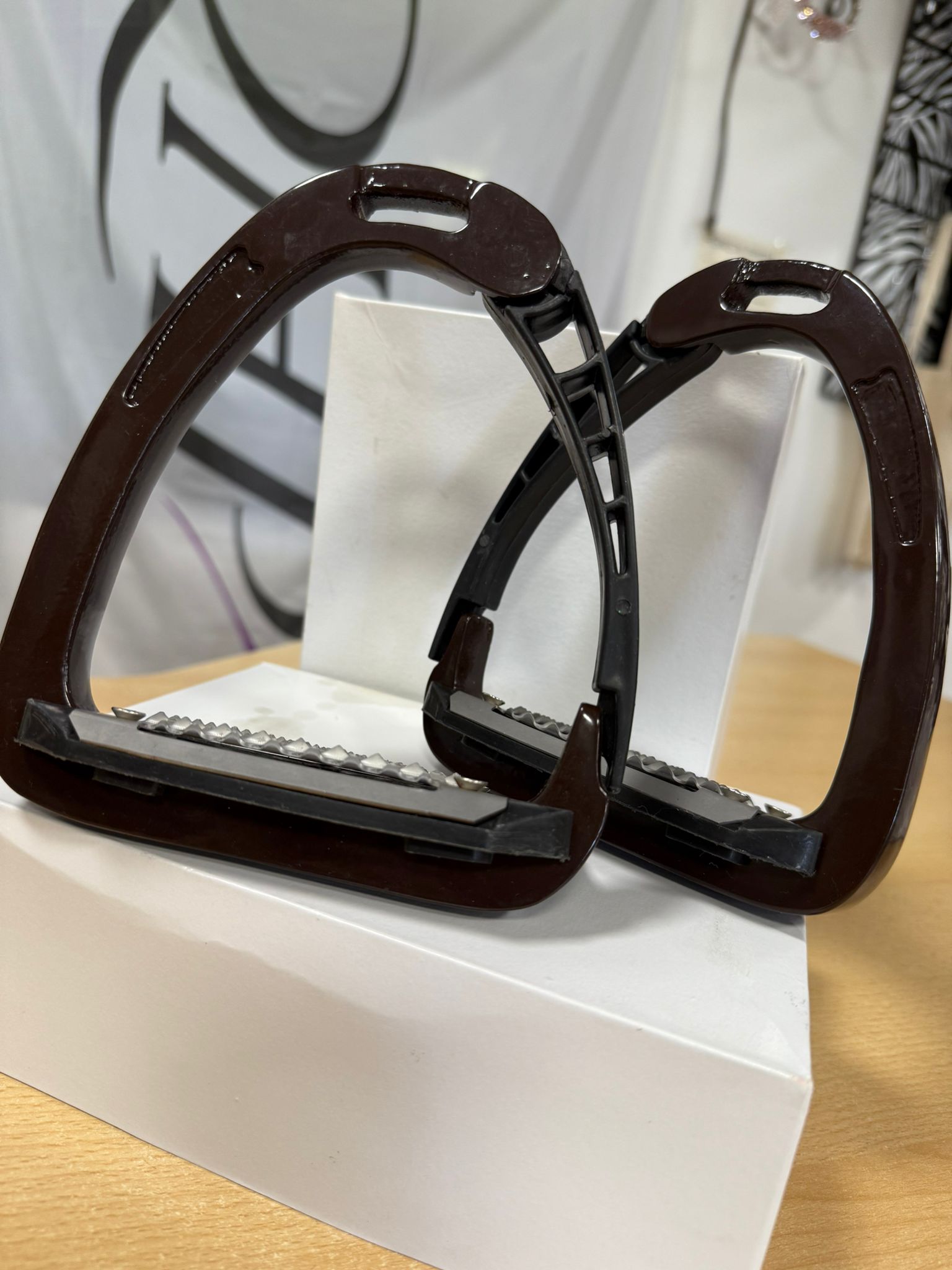 Třmeny bezpečnostní vyklápěcí